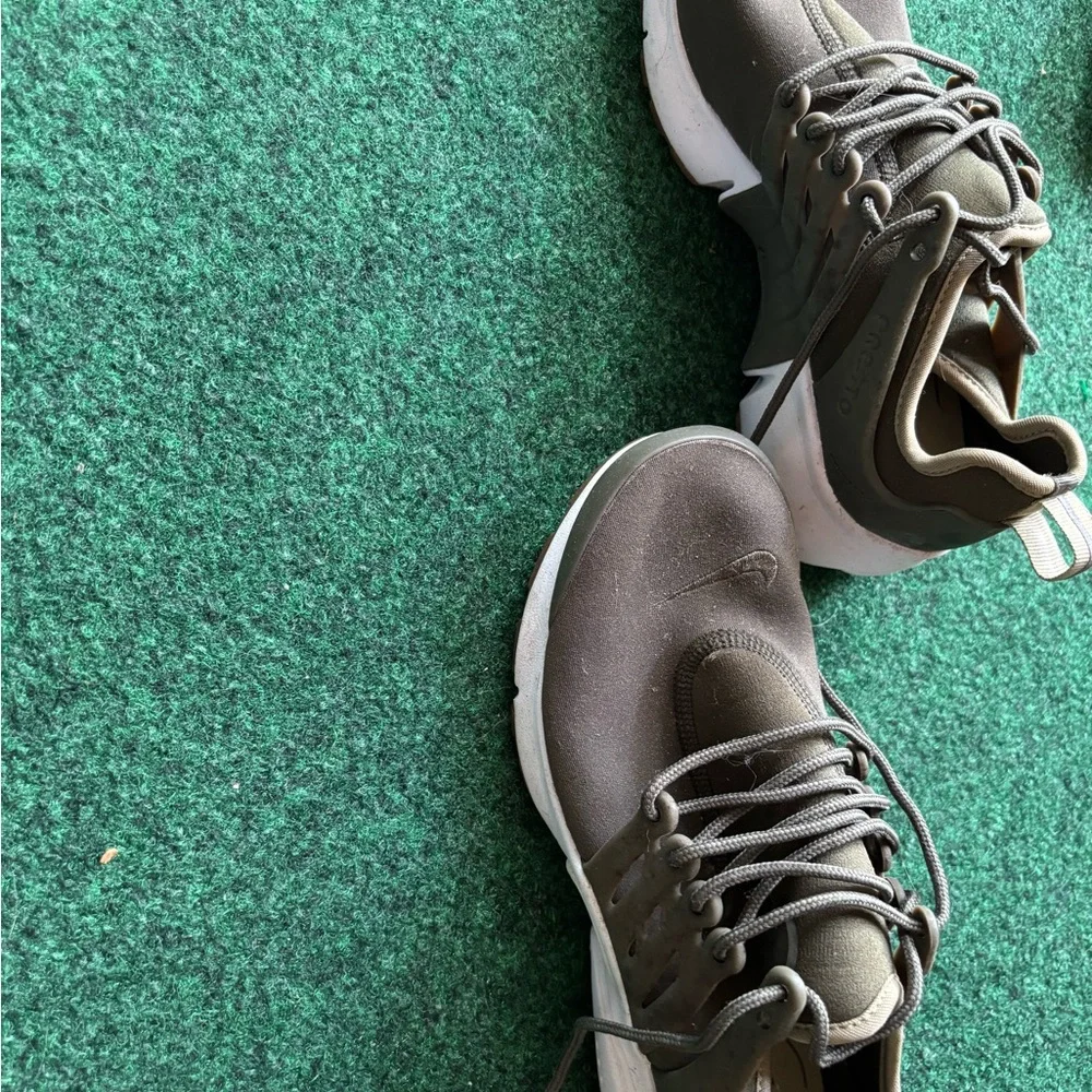 Shoes - Picture 2 of 4